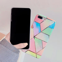 Capa de iPhone com Padrão Geométrico Arco-íris