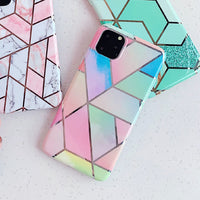Capa de iPhone com Padrão Geométrico Arco-íris
